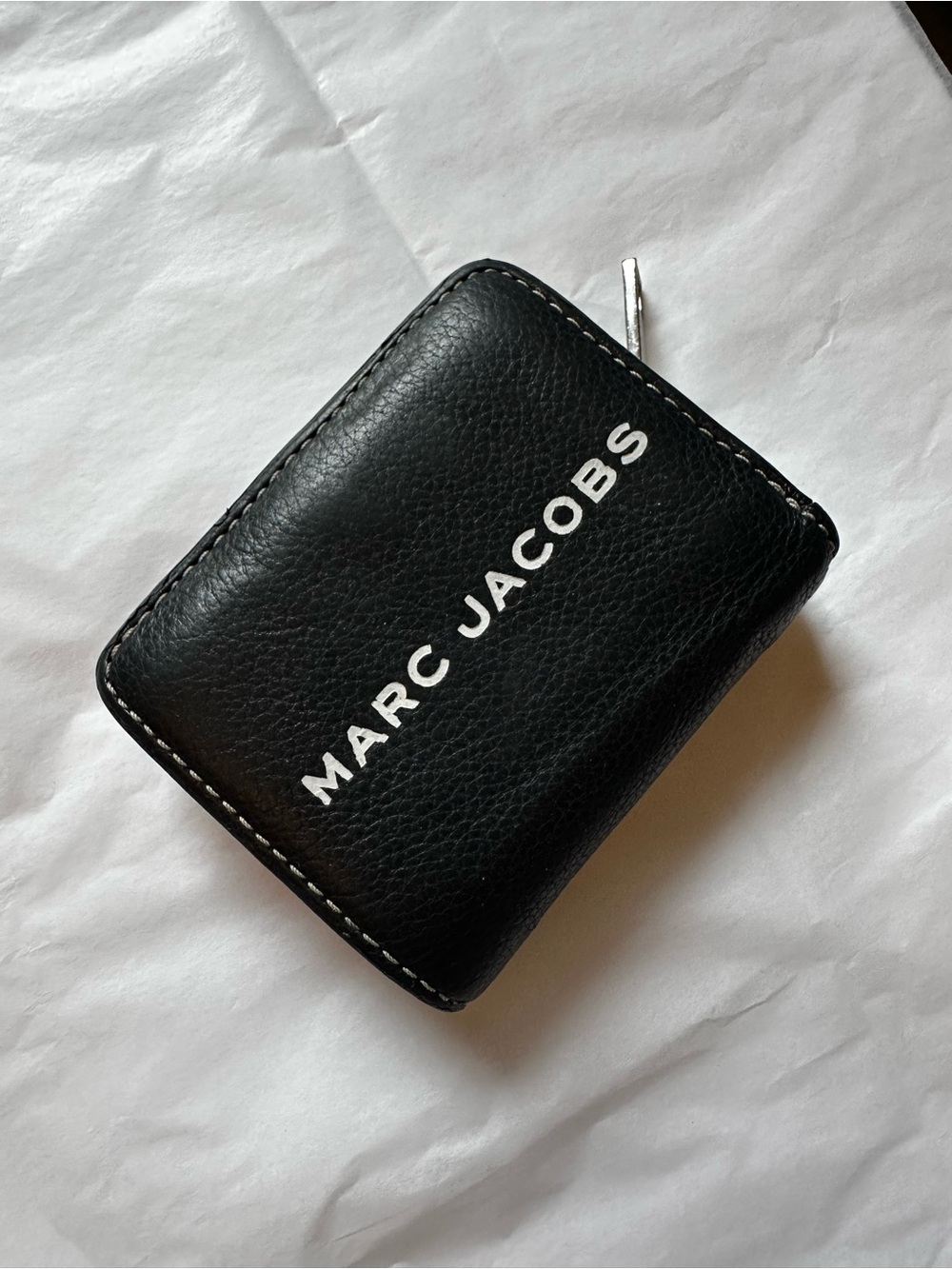 Marc Jacobs The Textured Tag Mini Compact Wallet - Black Pebbled Leather
